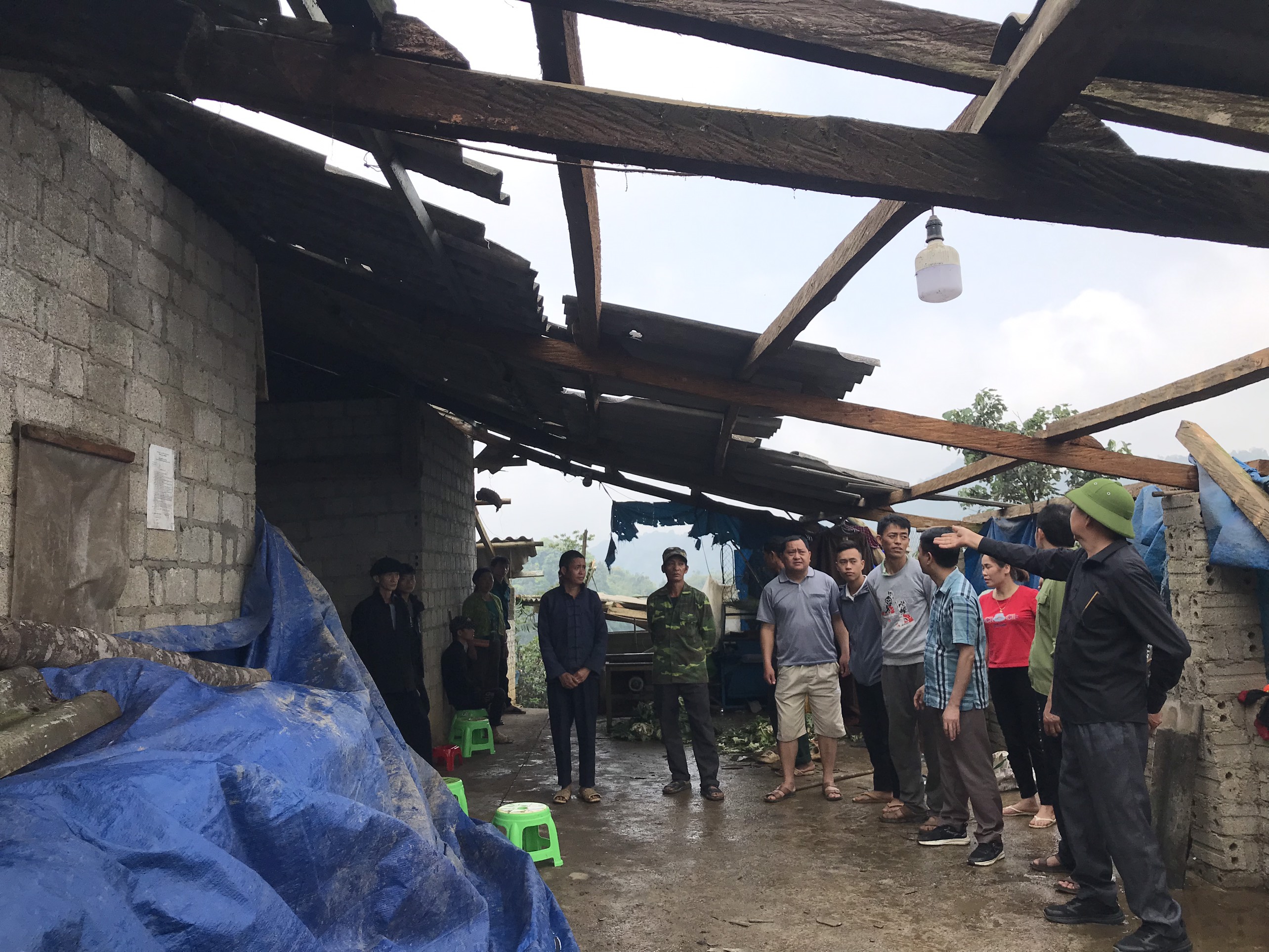 Lãnh đạo huyện Quản Bạ kiểm tra công tác khắc phục hậu quả thiên tai.