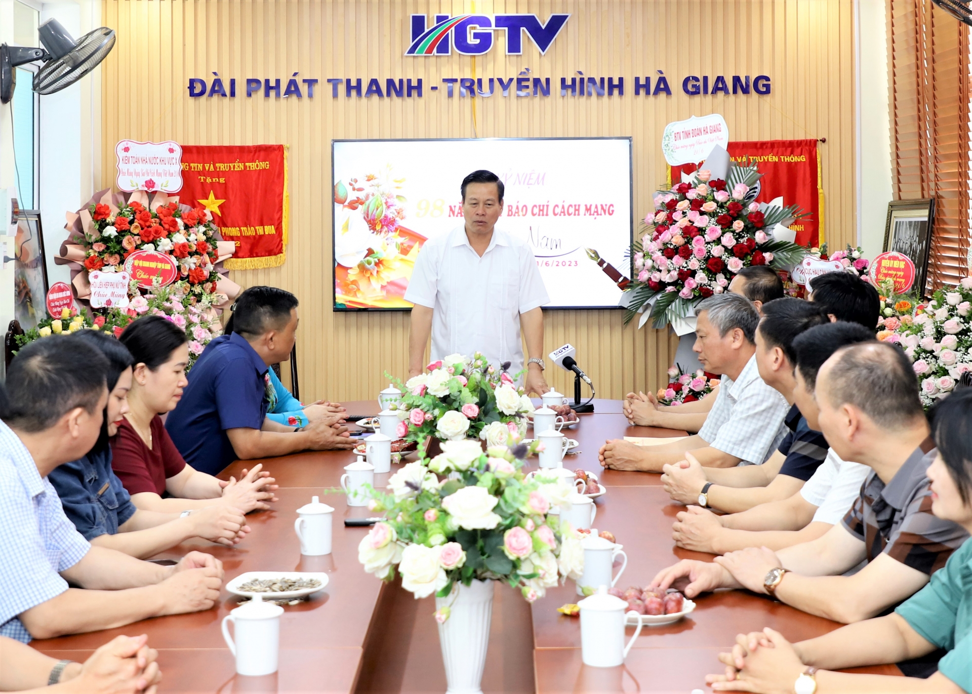 Chủ tịch UBND tỉnh Nguyễn Văn Sơn thăm, chúc mừng Báo Hà Giang và Đài PT – TH tỉnh nhân kỷ niệm 98 năm Ngày Báo chí cách mạng Việt Nam