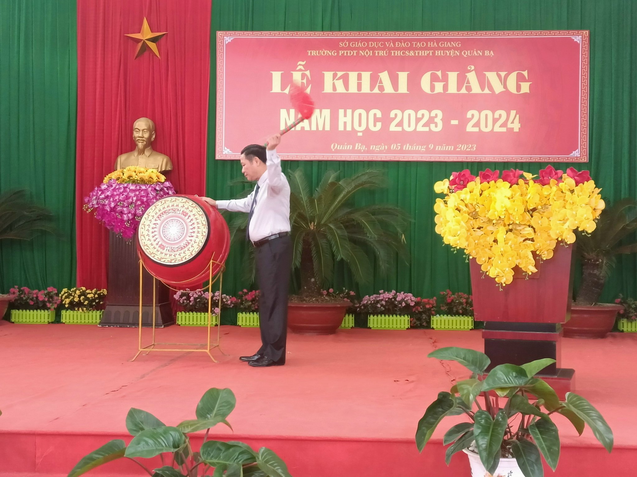 Phó Chủ tịch HĐND tỉnh Hoàng Văn Vịnh dự Lễ Khai giảng  năm học mới tại huyện Quản Bạ