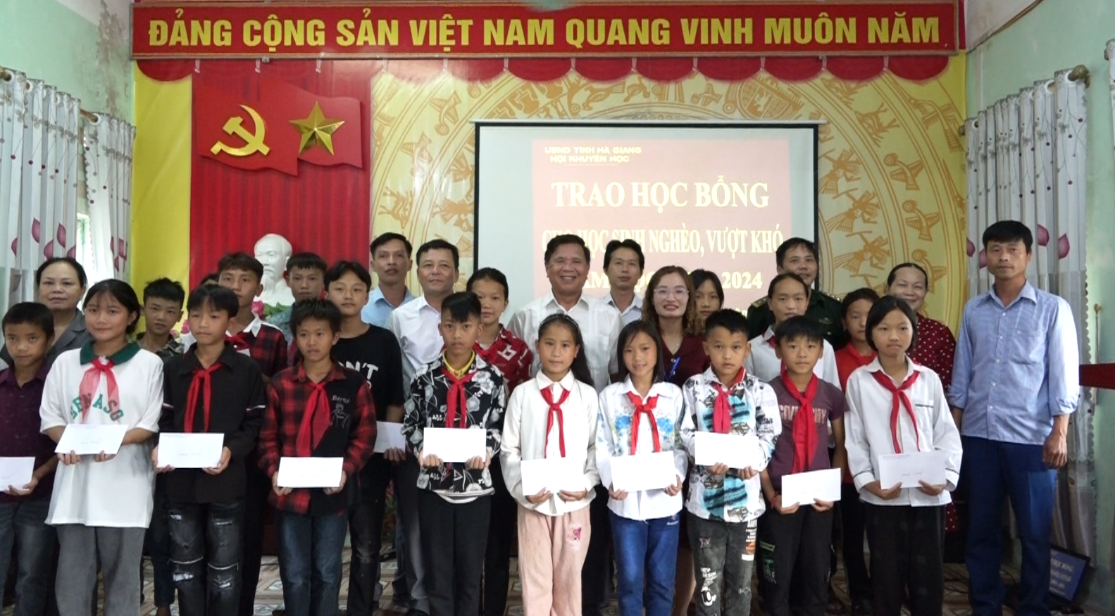 Hội Khuyến học tỉnh trao học bổng cho học sinh nghèo tại xã Tùng Vài, Tả Ván.