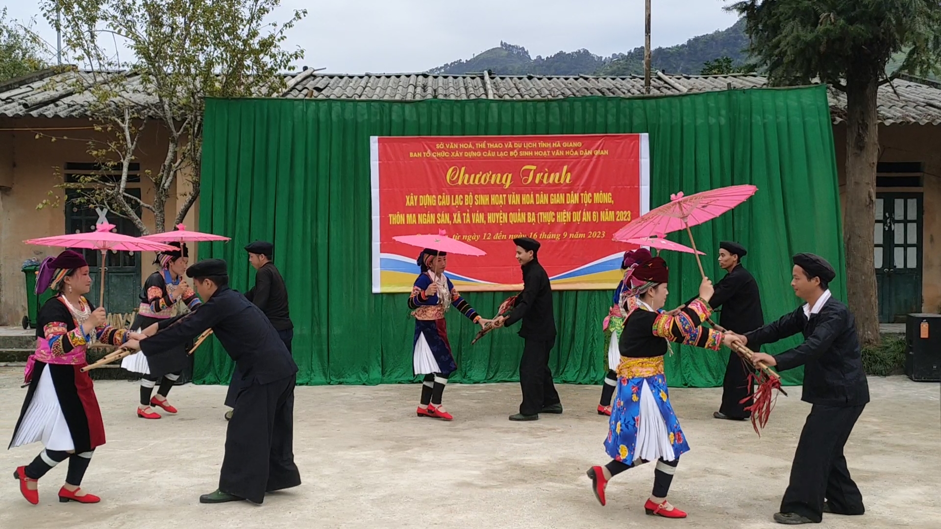 Chương trình xây dựng Câu lạc bộ sinh hoạt văn hóa dân gian dân tộc Mông ở xã Tả Ván.