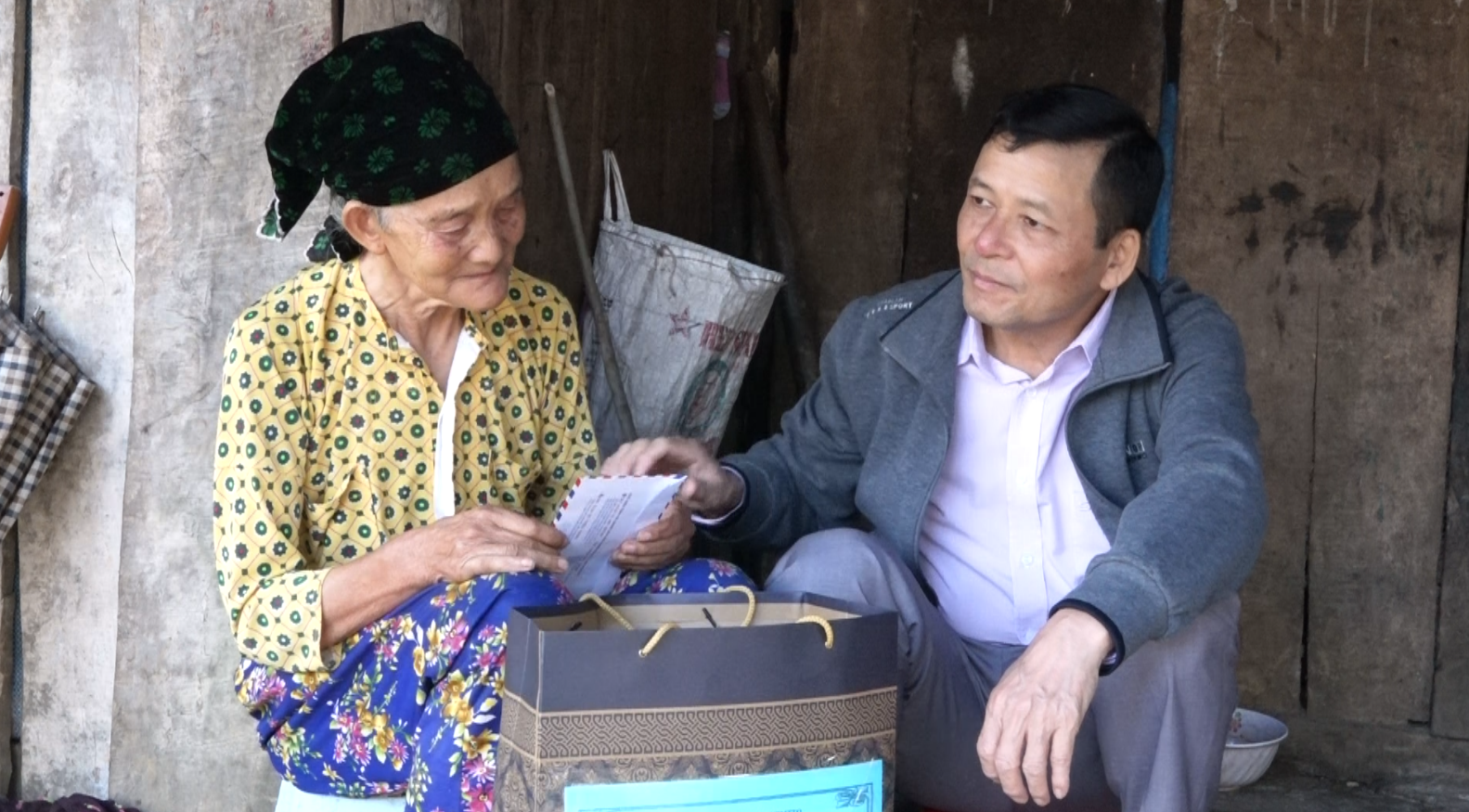 Thường trực Huyện ủy Quản Bạ thăm, tặng quà tại xã Thanh Vân.