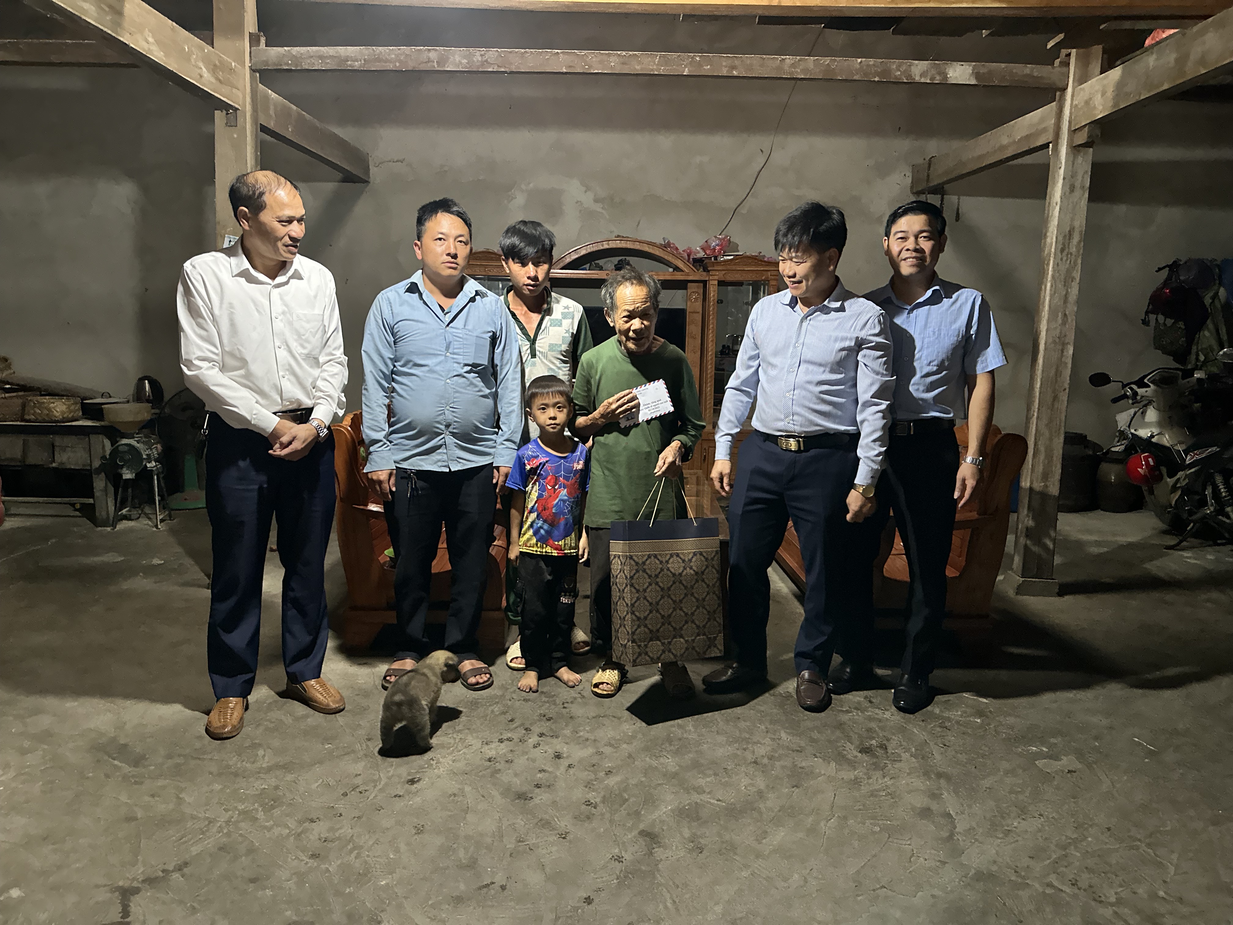Phó Chủ tịch HĐND huyện Thẩm Hữu Thanh thăm, tặng quà ngày người cao tuổi và ngày vì người nghèo tại xã Quản Bạ.