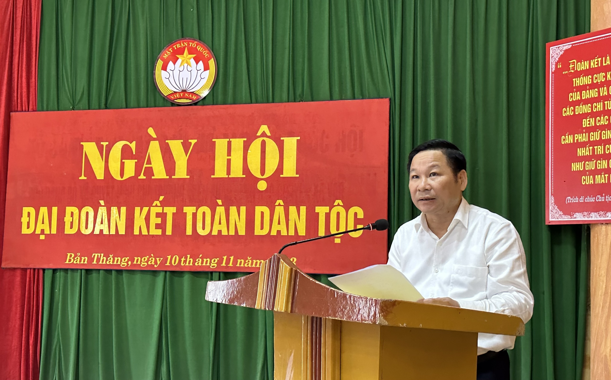 Phó Chủ tịch HĐND tỉnh Hoàng Văn Vịnh, dự ngày hội Đại đoàn kết  tại thôn Bản Thăng, xã Tùng Vài, huyện Quản Bạ.