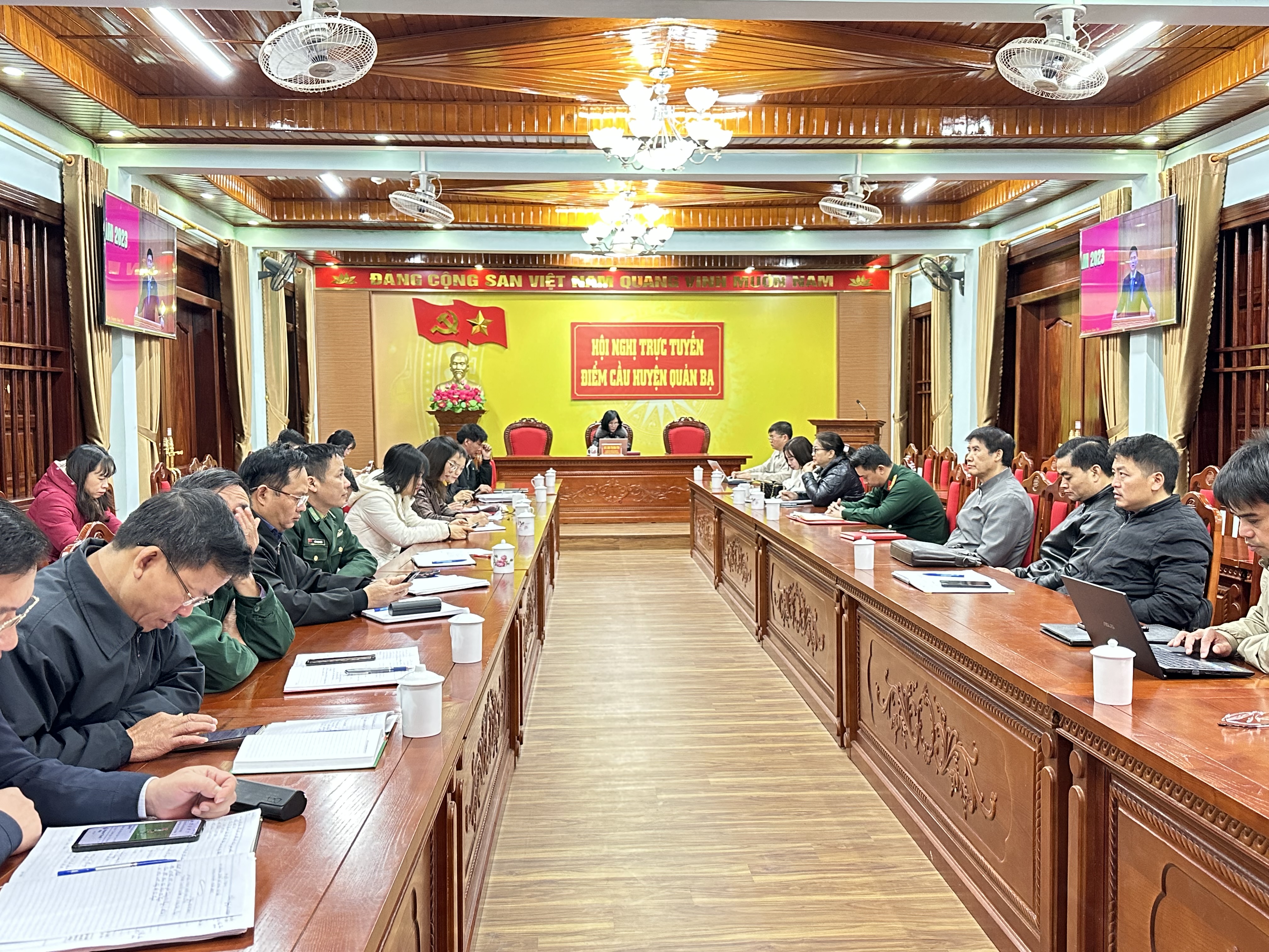 Điểm cầu huyện Quản Bạ dự Hội nghị trực tuyến Báo cáo viên Trung ương tháng 11