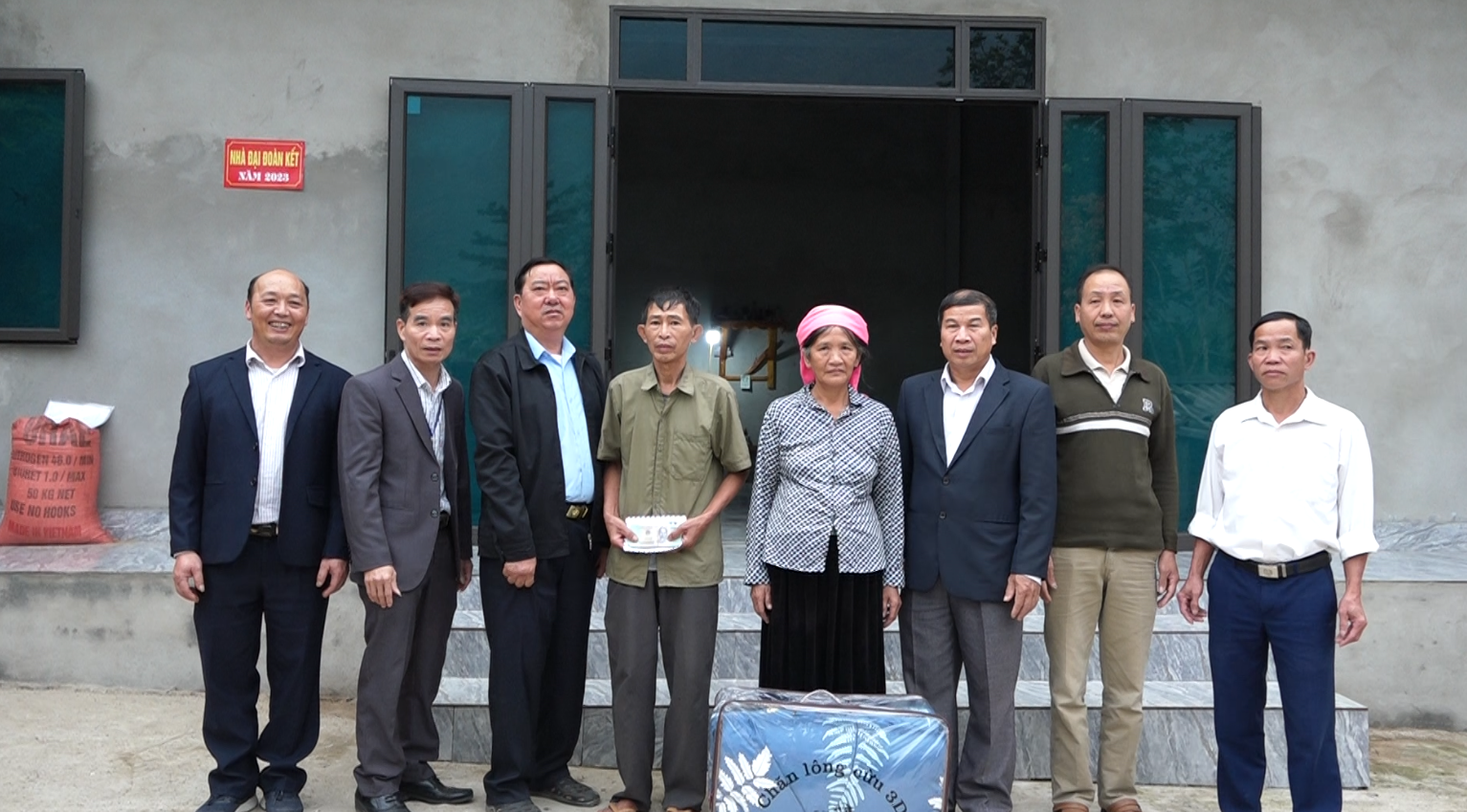Uỷ ban Mặt trận tổ quốc Việt Nam tỉnh trao nhà đại đoàn kết tại huyện Quản Bạ.