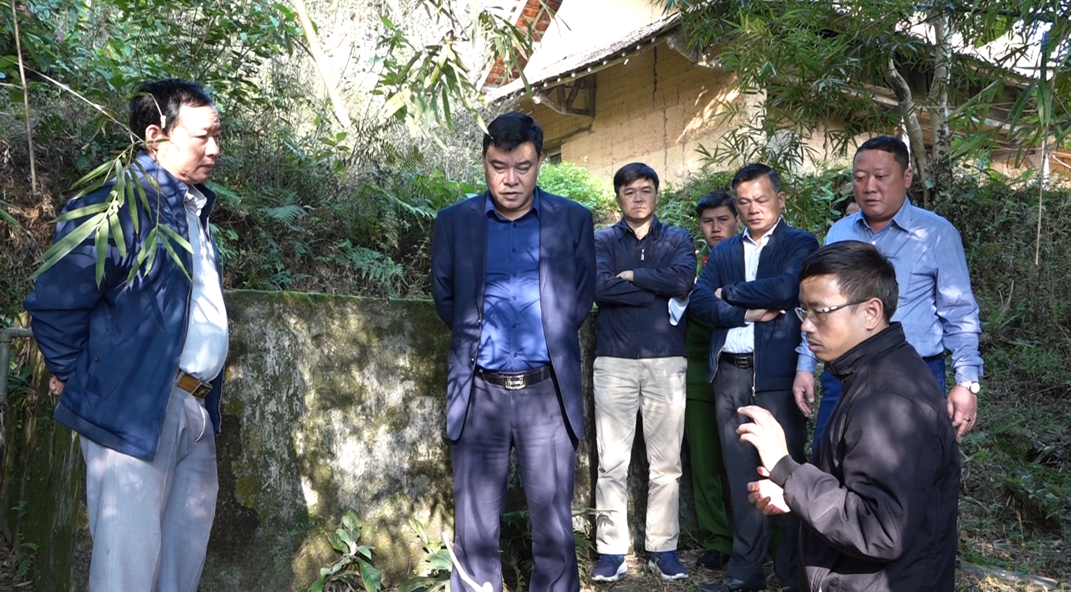 Phó Chủ tịch Thường trực UBND tỉnh Hoàng Gia Long khảo sát công trình cấp nước sinh hoạt thuộc diện phải thanh lý tại huyện Quản Bạ.
