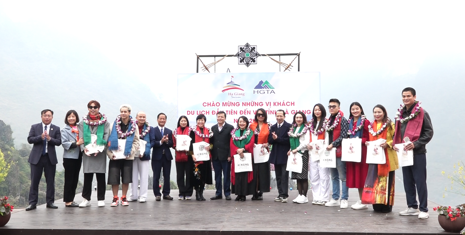 Chương trình chào mừng những vị khách du lịch đầu tiên đến với tỉnh Hà Giang năm 2024.