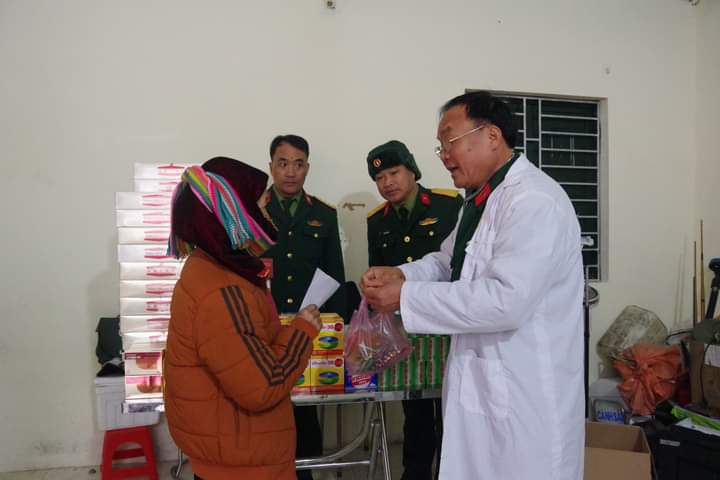 Đoàn kinh tế quốc phòng 313 khám bệnh, tư vấn sức khỏe tại xã Tả Ván, huyện Quản Bạ.