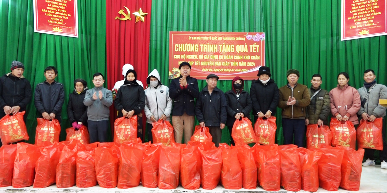 Trao quà tết cho hộ gia đình nghèo trên địa bàn huyện Quản Bạ.