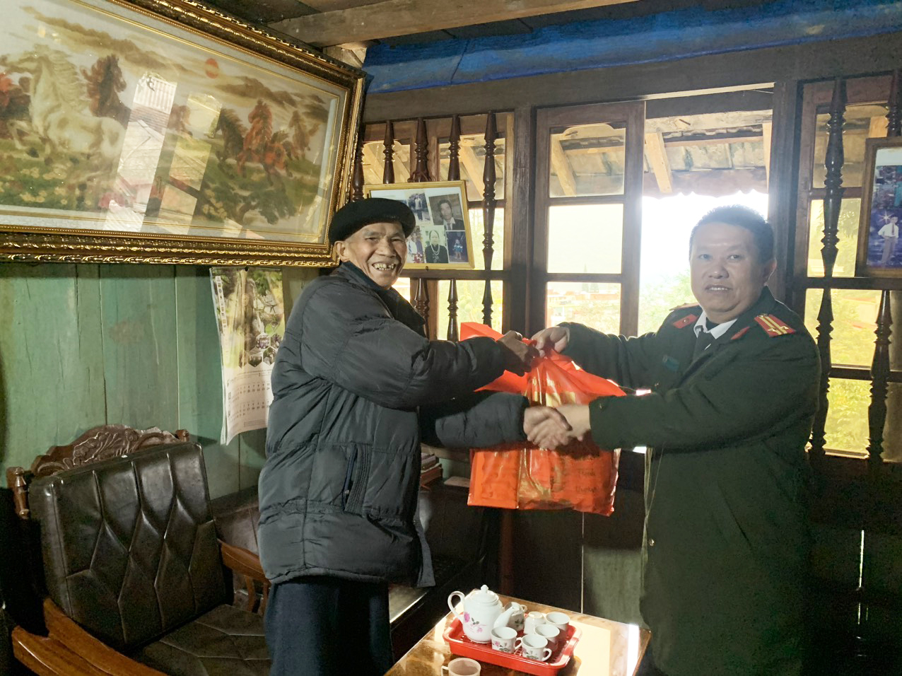 Công an huyện thăm, chúc Tết người có uy tín tại thị trấn Tam Sơn.