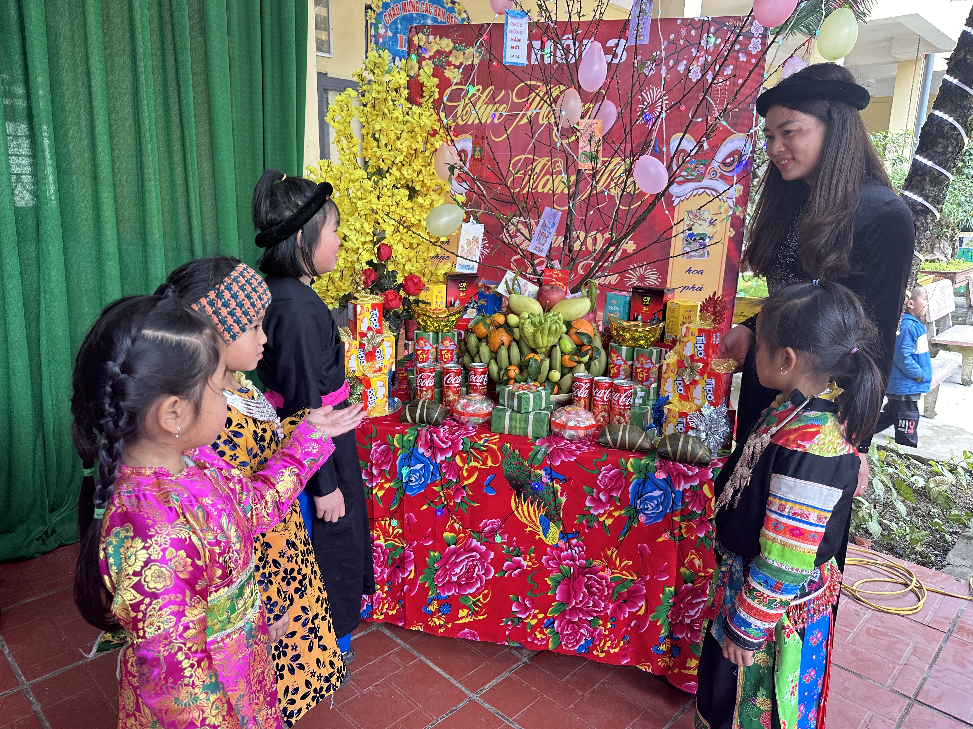 Trường Phổ thông dân tộc Bán trú Tiểu học Tùng Vài hoạt động trải nghiệm Hội vui xuân giáp thìn –  Tết cùng bạn nghèo