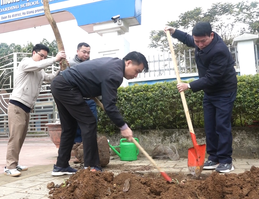Quản Bạ: Trồng 600 cây phân tán tại lễ phát động Tết trồng cây mừng Xuân Giáp Thìn năm 2024.