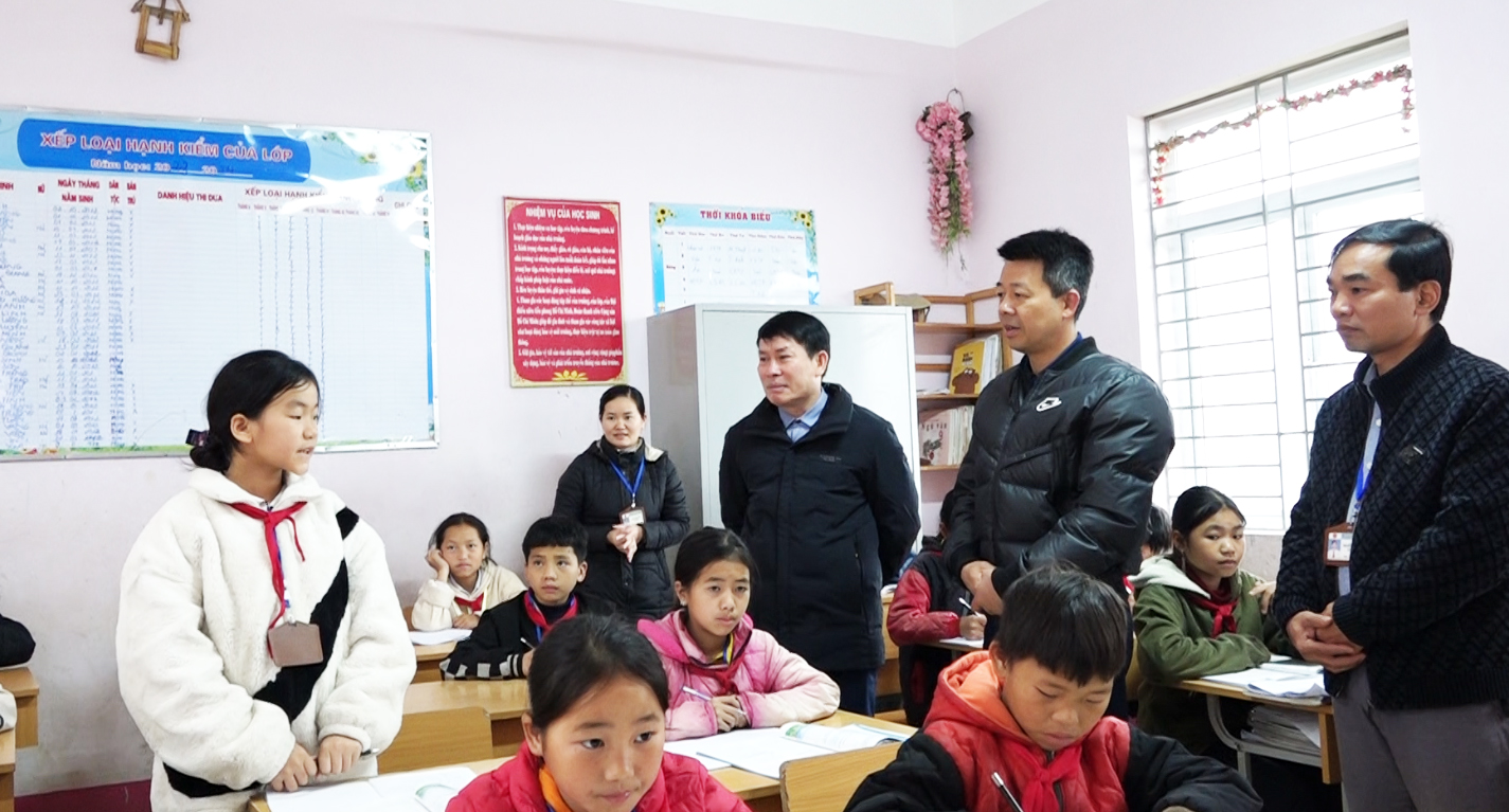 Kiểm tra việc thực hiện nâng cao chất lượng giáo dục tại xã Nghĩa Thuận.