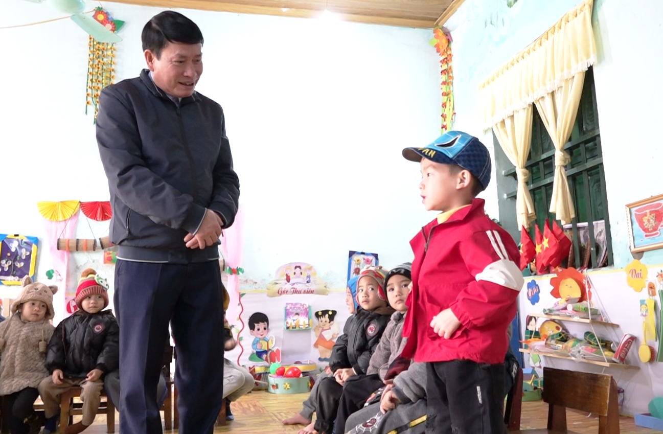 Quản Bạ: Kiểm tra việc nâng cao chất lượng giáo dục tại thị trấn Tam Sơn.