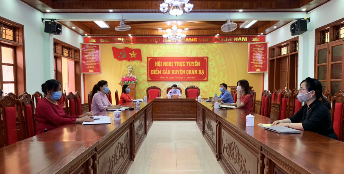 Điểm cầu huyện Quản Bạ: Theo dõi Đại hội điểm đại hội Đại biểu phụ nữ huyện Quang Bình.
