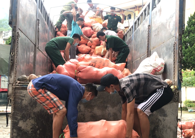Quản Bạ: Hỗ trợ nhu yếu phẩm cho người dân quận Long Biên, thành phố Hà Nội.