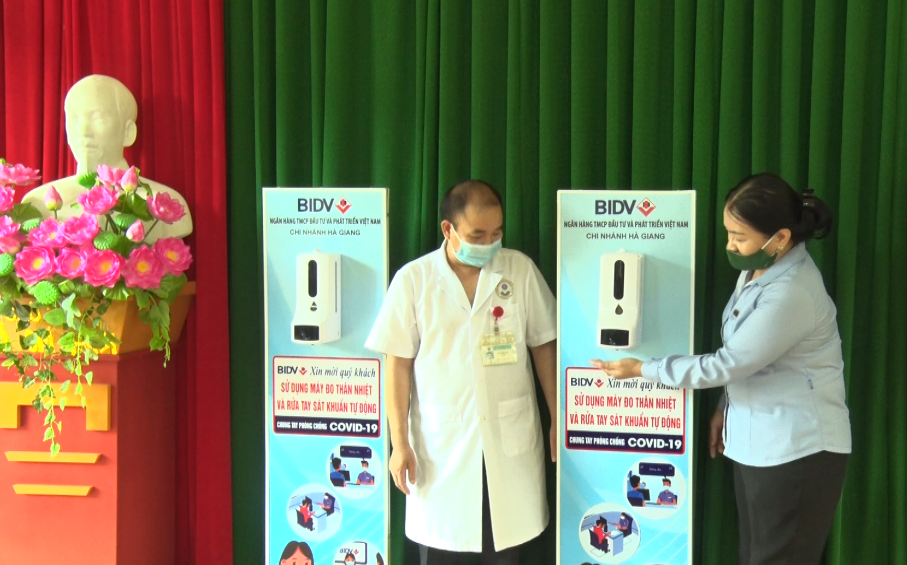 BIDV Hà Giang tặng máy đo thân nhiệt và rửa tay sát khuẩn tự động  cho Bệnh viện Đa khoa huyện Quản Bạ