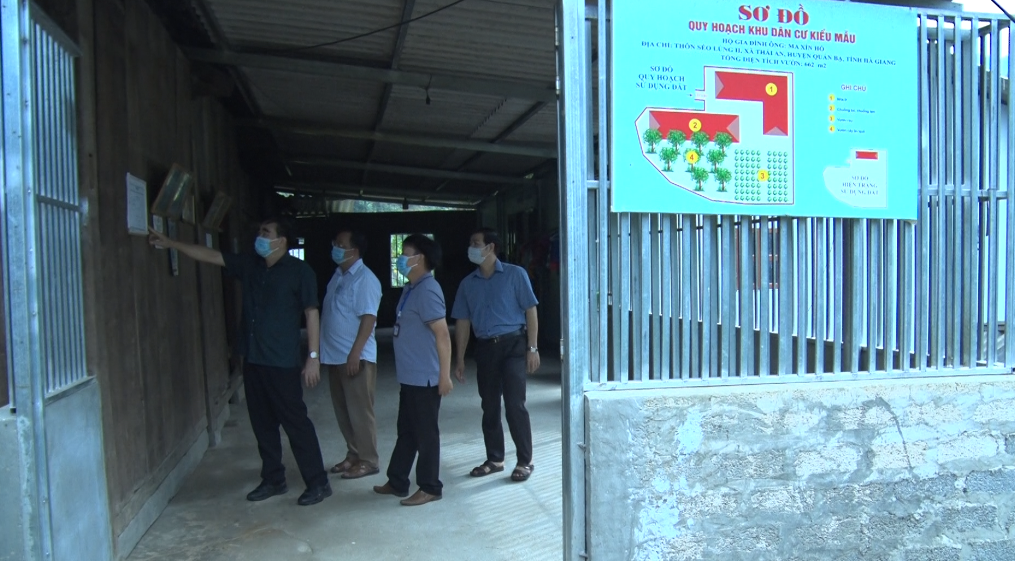 Lãnh đạo Huyện ủy Quản Bạ kiểm tra khu dân cư kiểu mẫu gắn với cải tạo vườn tạp tại xã Thái An