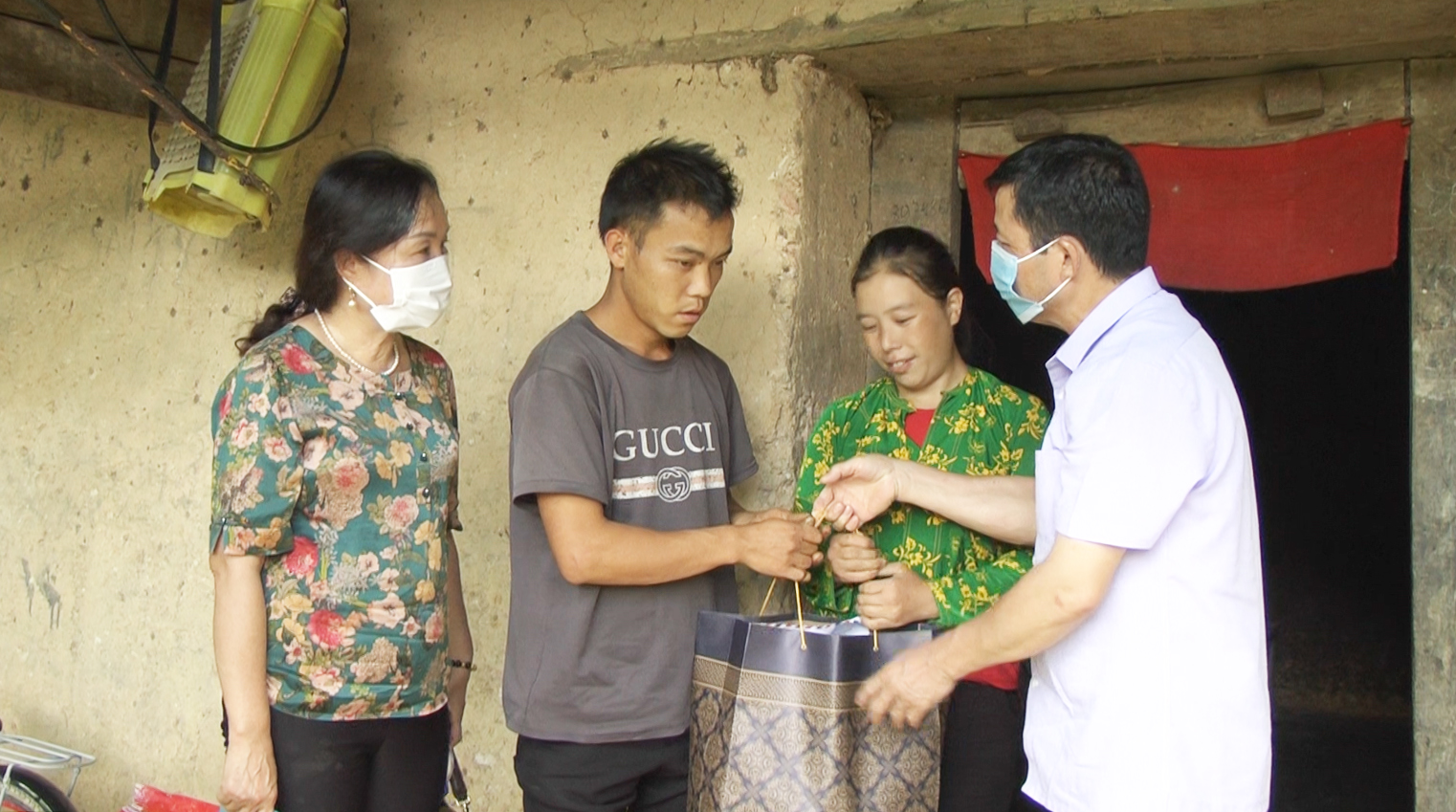 Thường trực Huyện ủy Quản Bạ thăm, tặng quà tại xã Tùng Vài.
