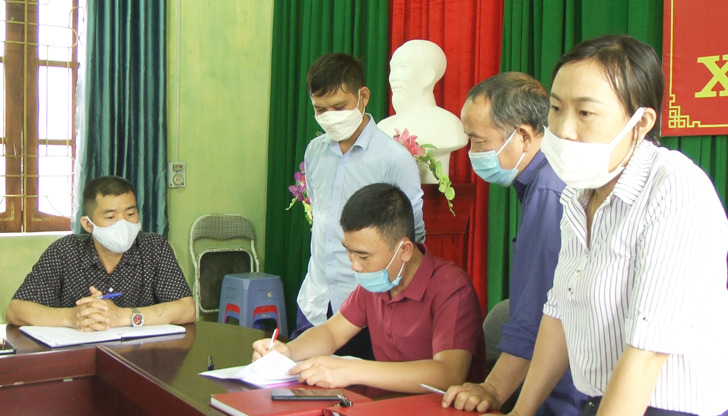 Ban chỉ đạo tổng rà soát hộ nghèo huyện Quản Bạ kiểm tra tại xã Tùng Vài.