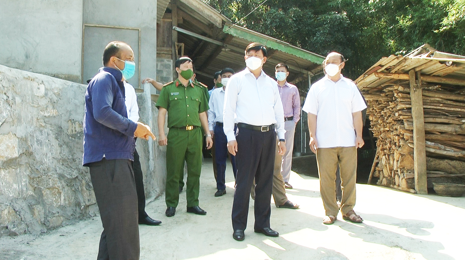 Lãnh đạo Công an tỉnh kiểm tra thực tế tại xã Bát Đại Sơn.