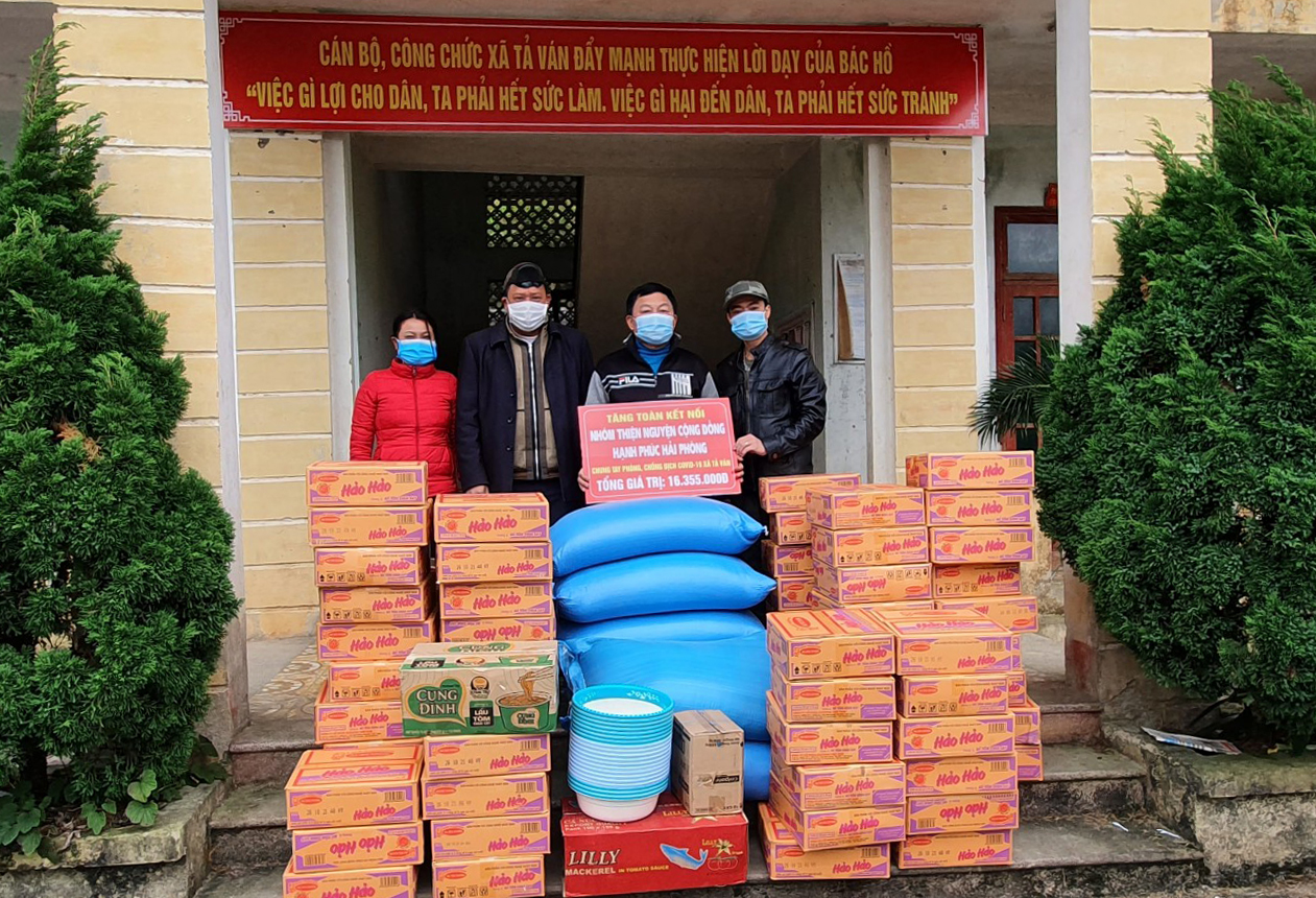 Nhóm thiện nguyện cộng đồng hạnh phúc tỉnh Hải Phòng ủng hộ công tác phòng, chống dịch tại huyện Quản Bạ.