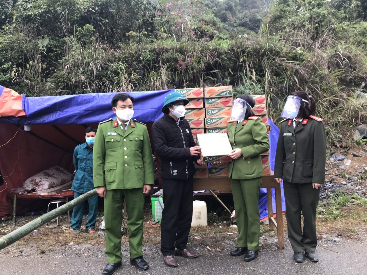 Tập đoàn Ngọc Diệp- TP Hà Nội ủng hộ công tác phòng, chống dịch Covid- 19 tại huyện Quản Bạ.