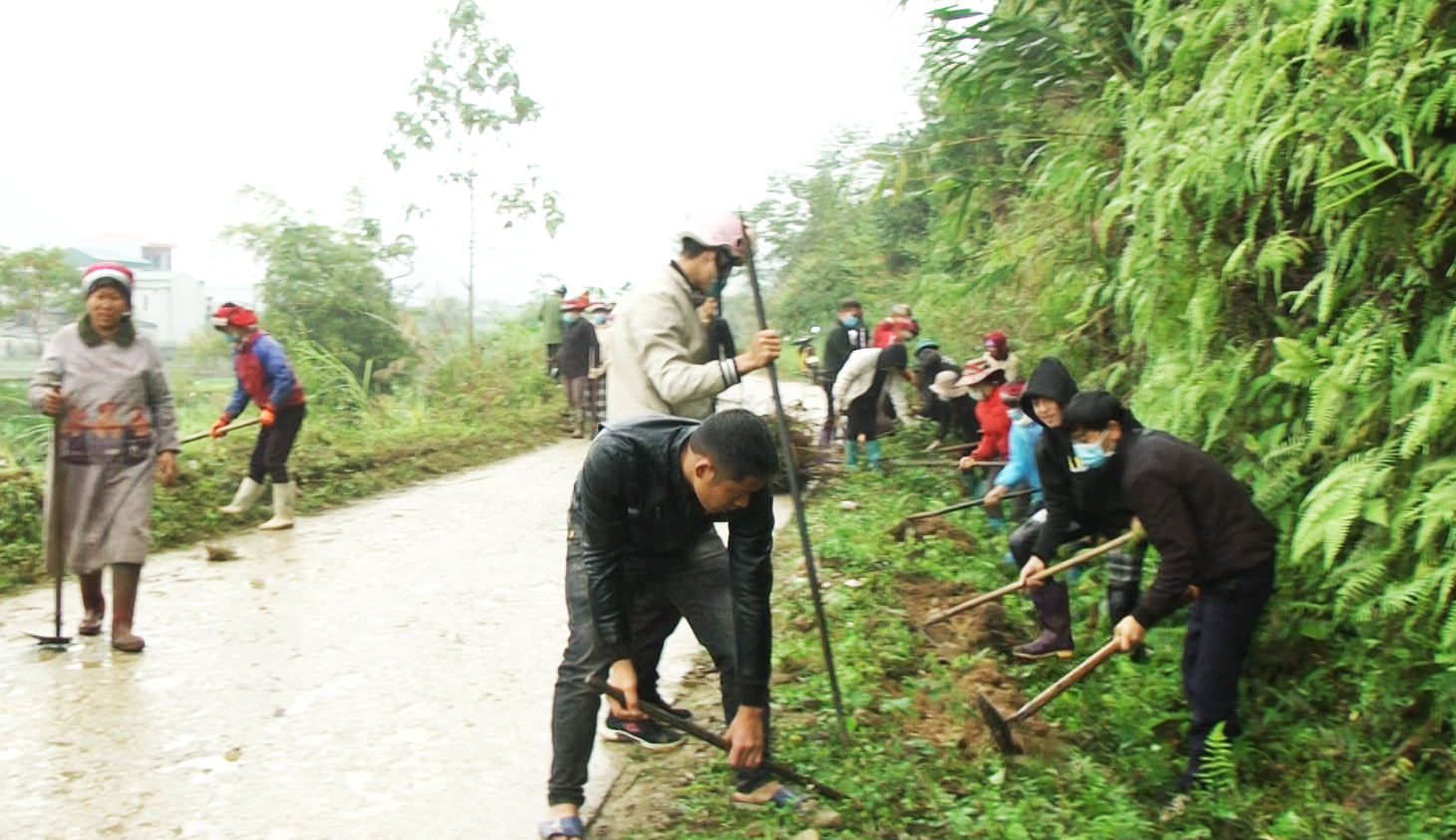 Quản Bạ: Nhân dân thôn Thượng Sơn tham gia hoạt động vệ sinh môi trường.