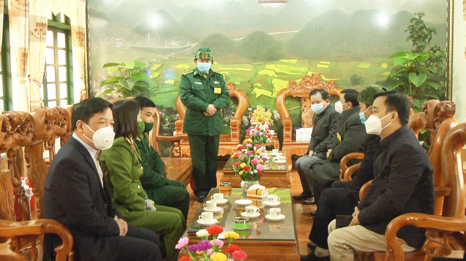 Thăm, tặng quà động viên cán bộ, chiến sỹ ĐBP Nghĩa Thuận.