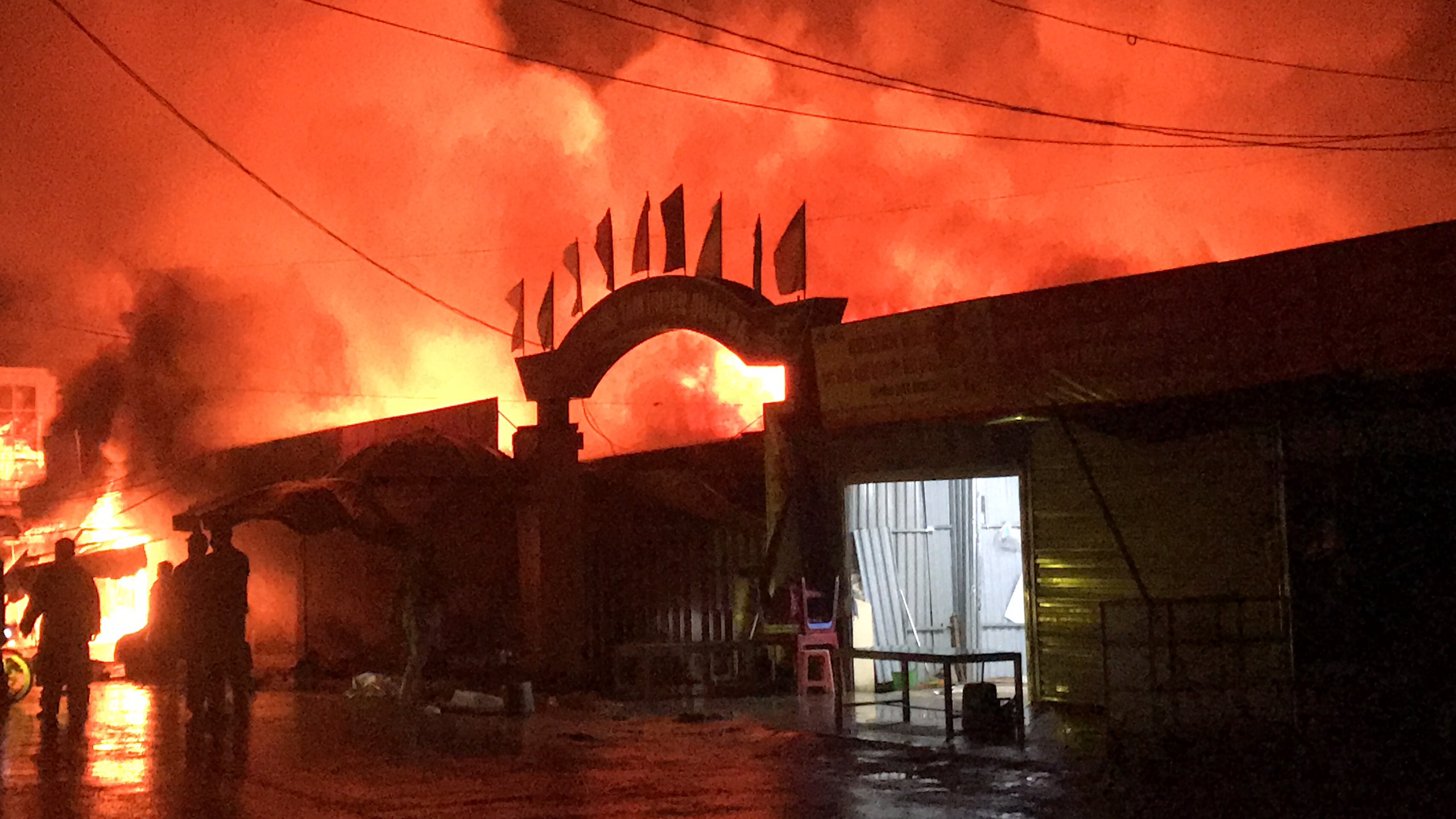 Chợ trung tâm huyện Quản Bạ xảy ra hỏa hoạn.