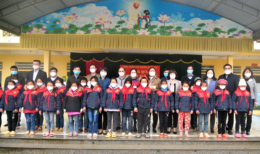 Đoàn Đại biểu Quốc hội khóa XV đơn vị tỉnh Hà Giang thăm, tặng quà tại xã Nghĩa Thuận.