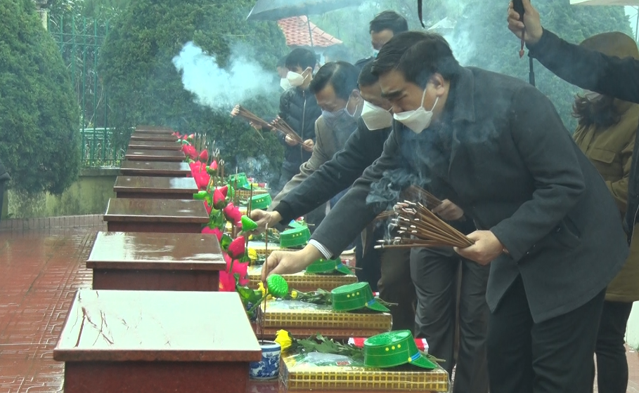 Quản Bạ: Lễ viếng Nghĩa trang liệt sỹ nhân dịp Tết Nguyên Đán Nhâm Dần năm 2022.