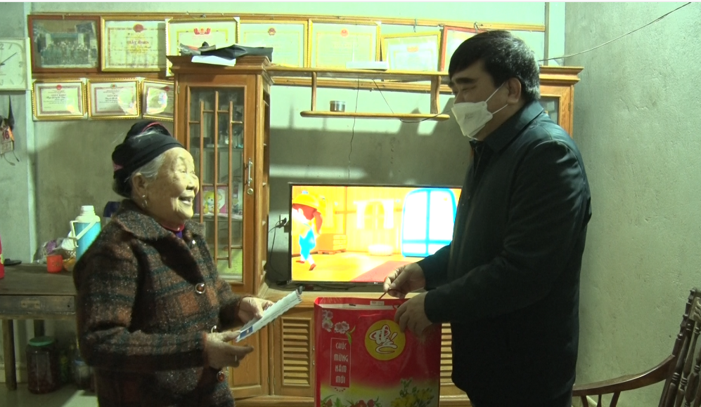 Bí thư Huyện Quản Bạ thăm, tặng quà Tết tại thị trấn Tam Sơn