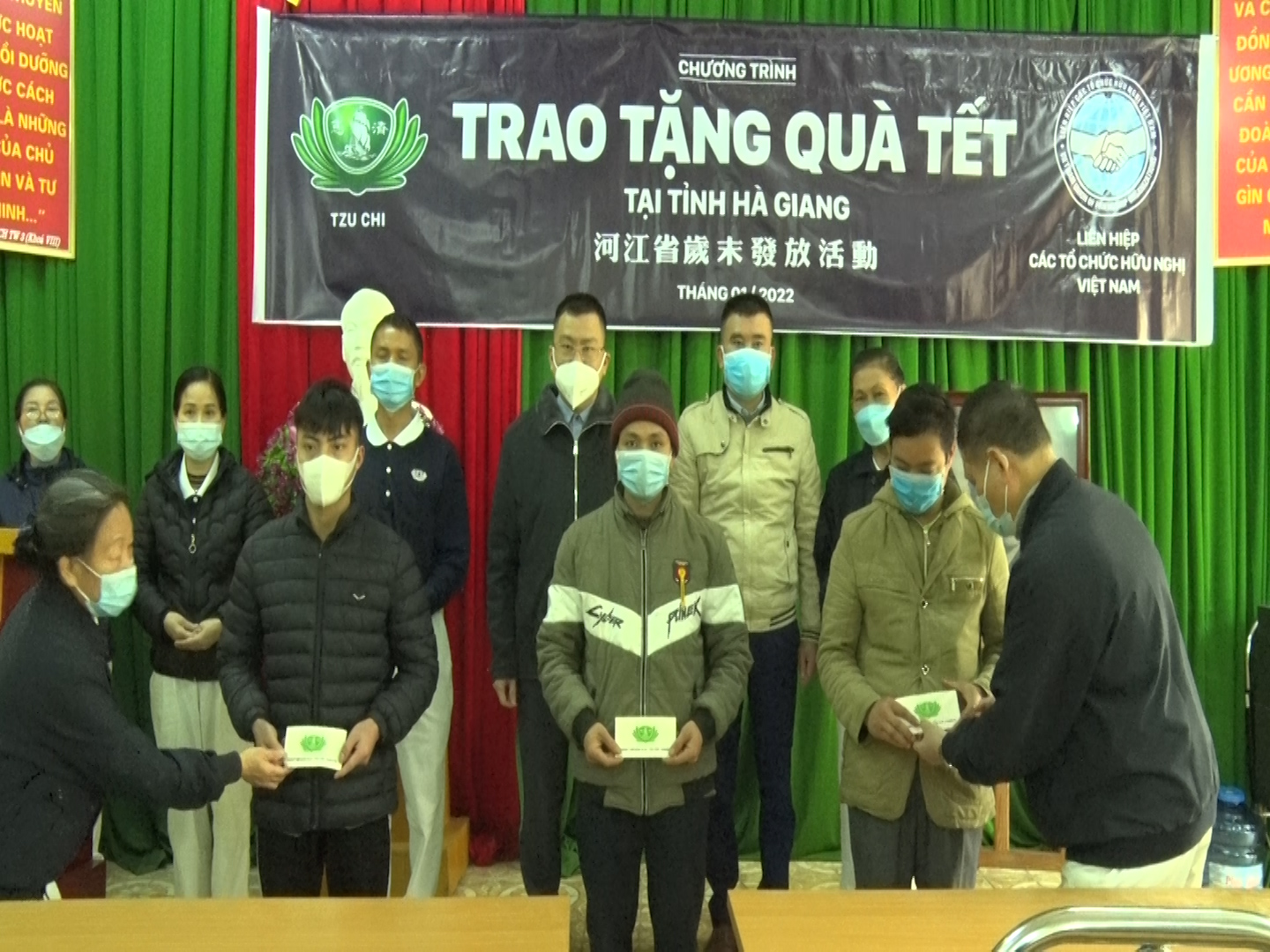 Tổ chức Tzu Chi (Đài Loan) trao tặng quà Tết tại huyện Quản Bạ