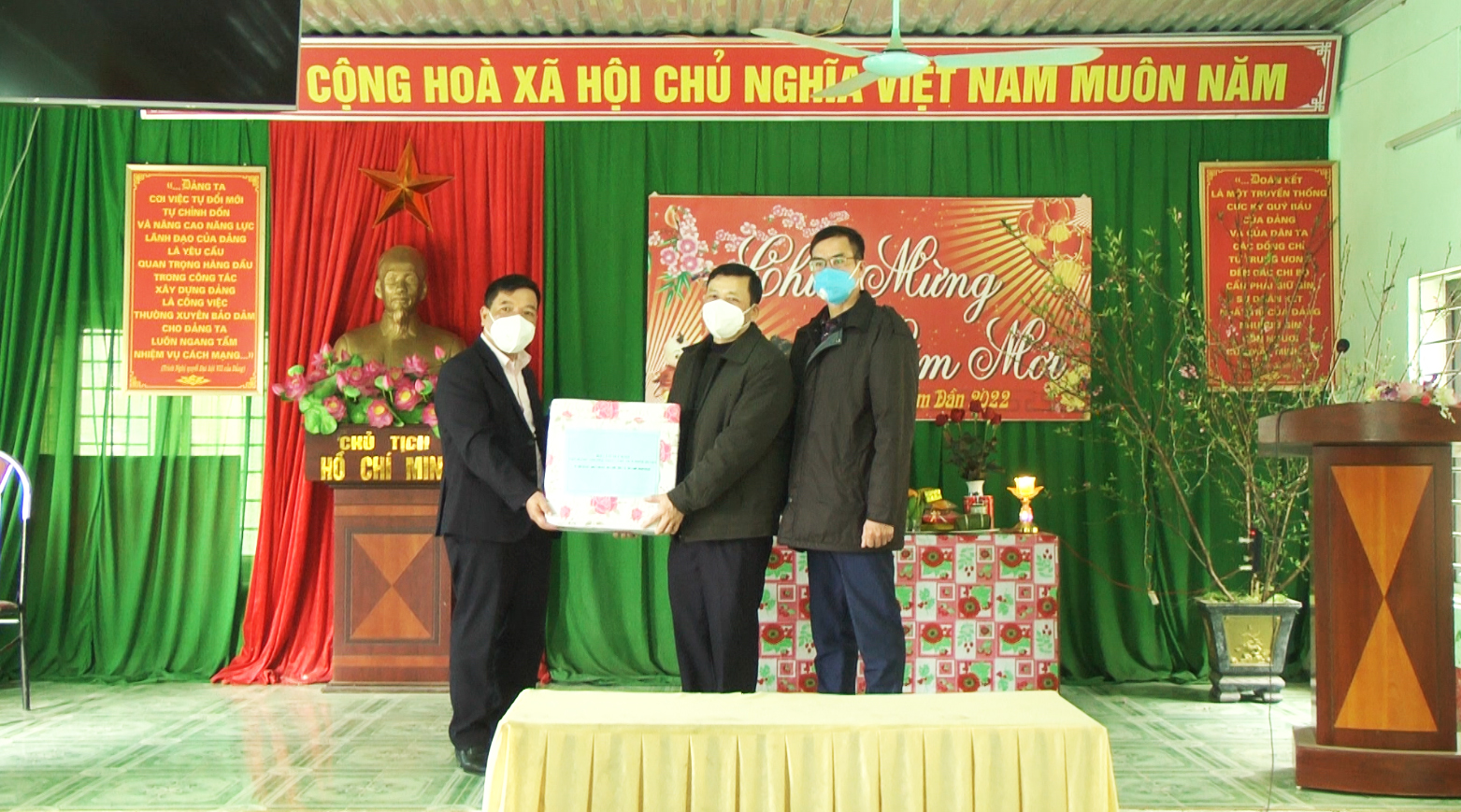 Phó Bí thư Thường trực Huyện ủy Quản Bạ chúc Tết tại xã Nghĩa Thuận.