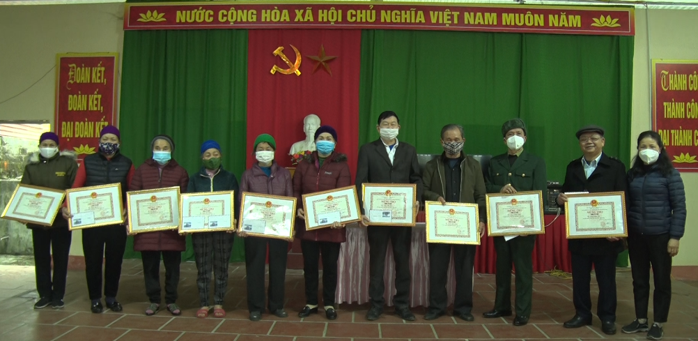 Thị trấn Tam Sơn tặng quà Tết và chúc mừng thọ người cao tuổi Tổ dân phố 3.
