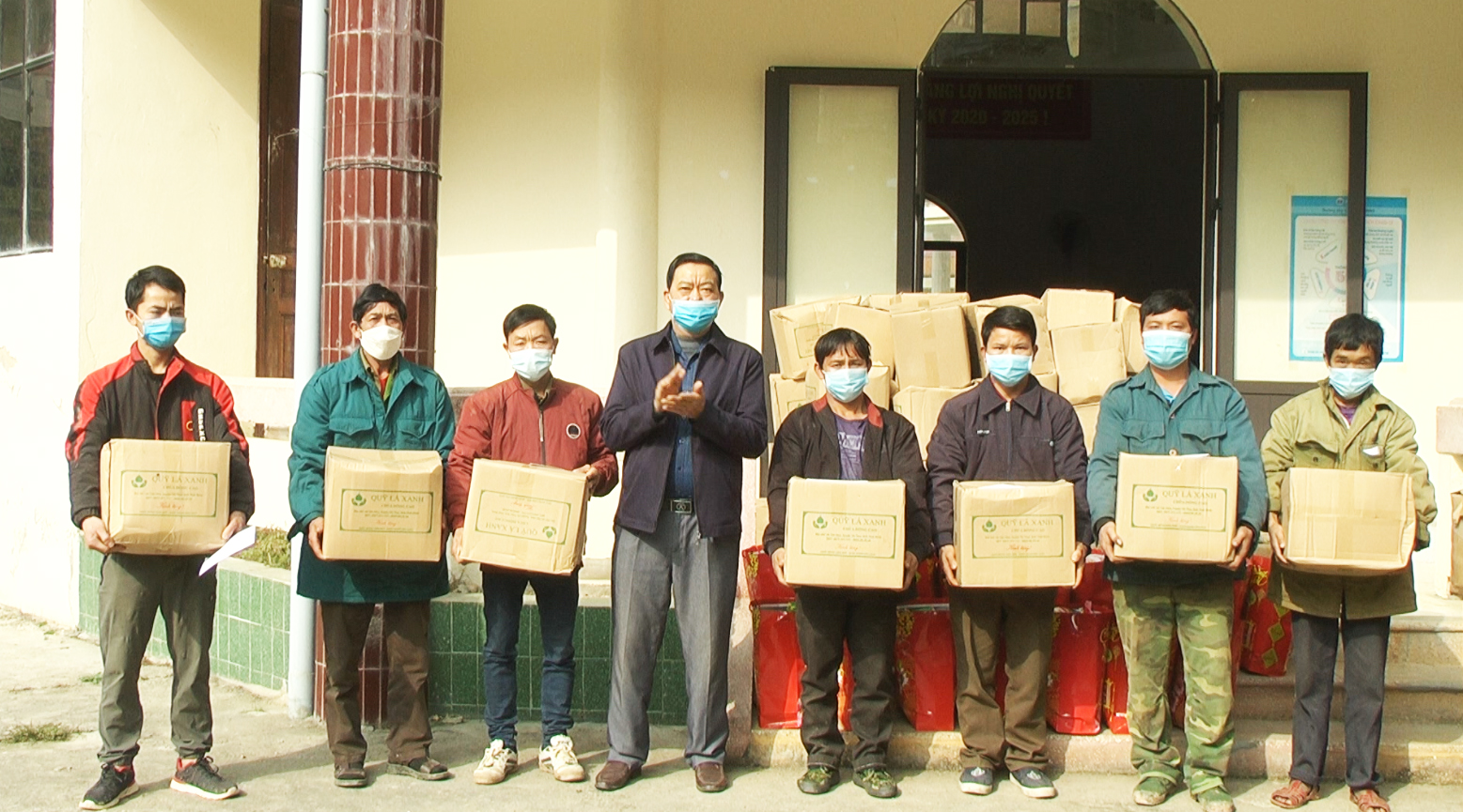 Ủy ban MTTQ VN huyện Quản Bạ trao tặng 173 suất quà Tết cho các hộ nghèo.