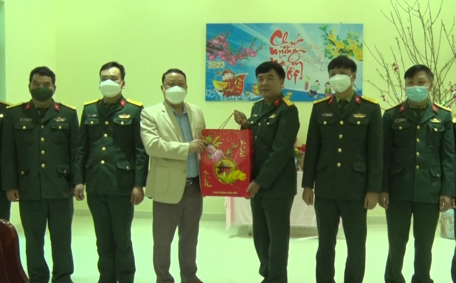 Chủ tịch UBND huyện Quản Bạ thăm, tặng quà, chúc Tết các đơn vị lực lượng vũ trang.