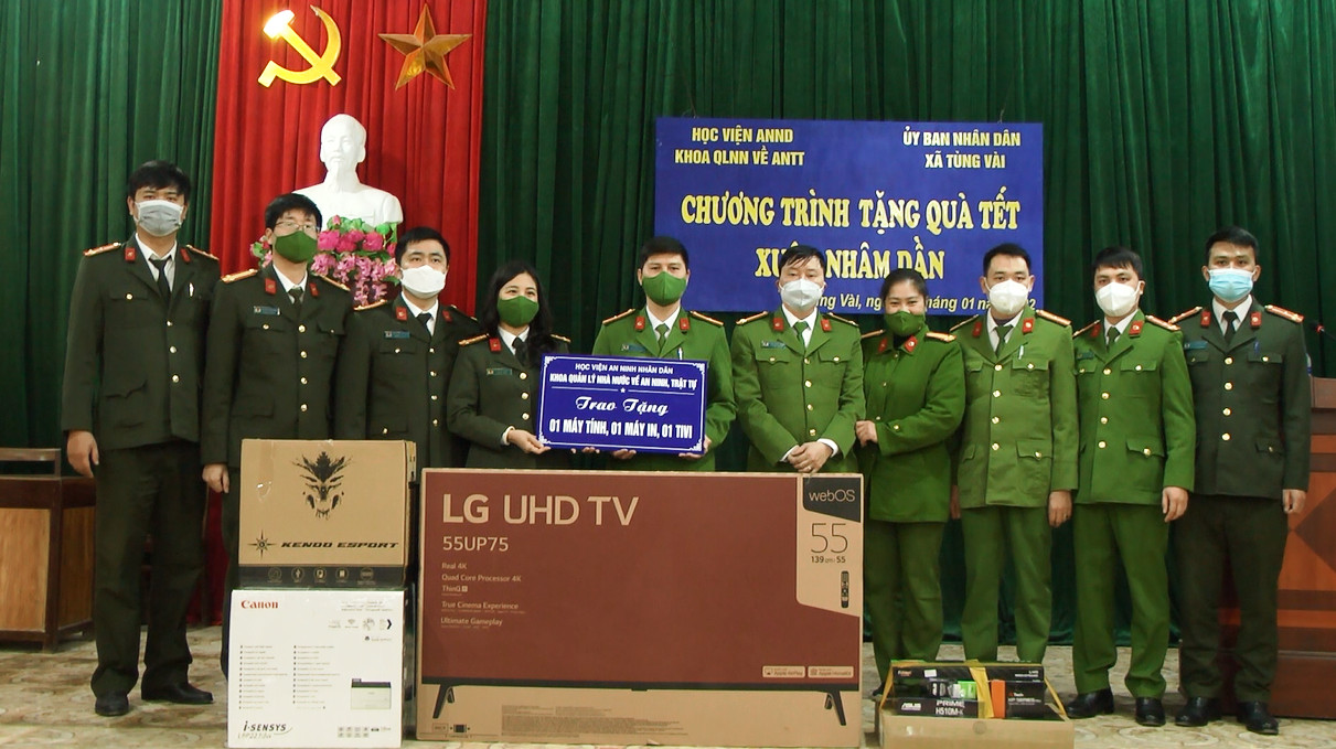 Học viện An ninh Nhân dân trao tặng quà tại xã Tùng Vài, huyện Quản Bạ.