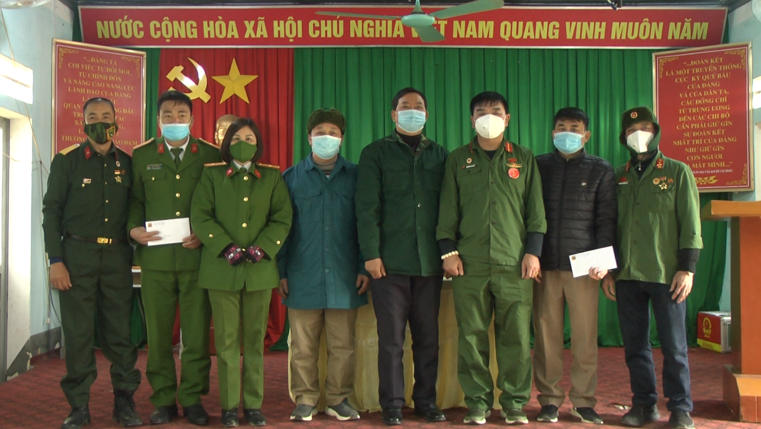 Quản Bạ: Nhà hảo tâm Nguyễn Vũ, TP Hà Nội trao tặng kinh phí làm giếng nước ăn tại xã Bát Đại Sơn.