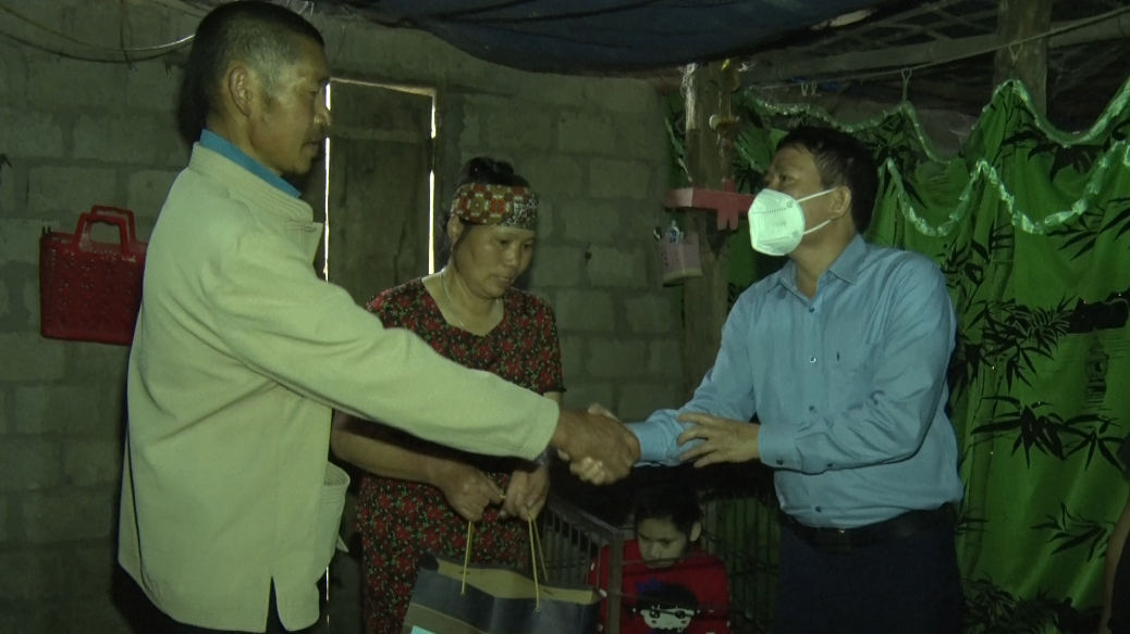 Bí thư Huyện ủy Quản Bạ Đỗ Văn Hùng thăm và tặng quà người khuyết tật tại thị trấn Tam Sơn