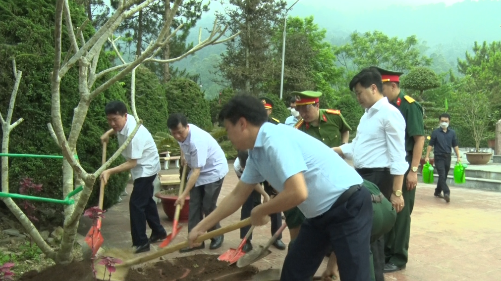 Quản Bạ: Trồng cây tại nghĩa trang liệt sỹ huyện