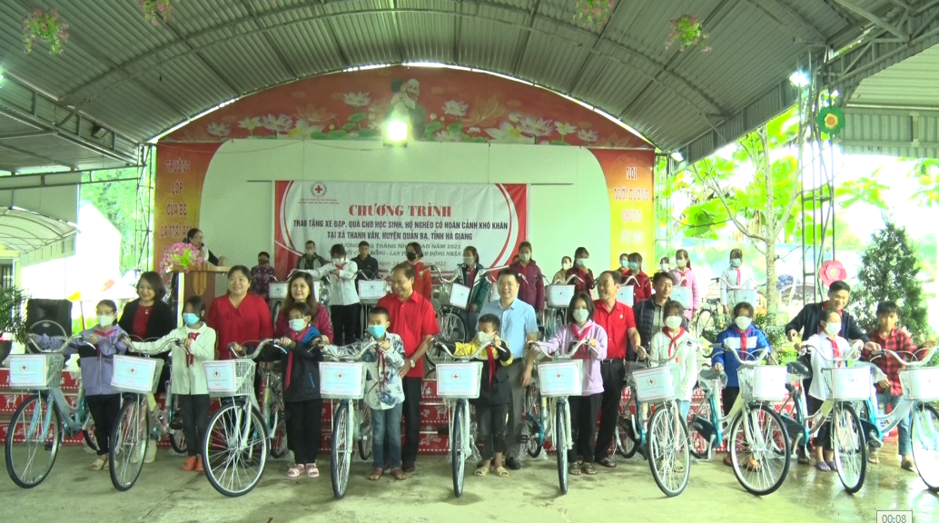 Hội Chữ thập đỏ tỉnh Thái Nguyên trao tặng quà tại xã Thanh Vân