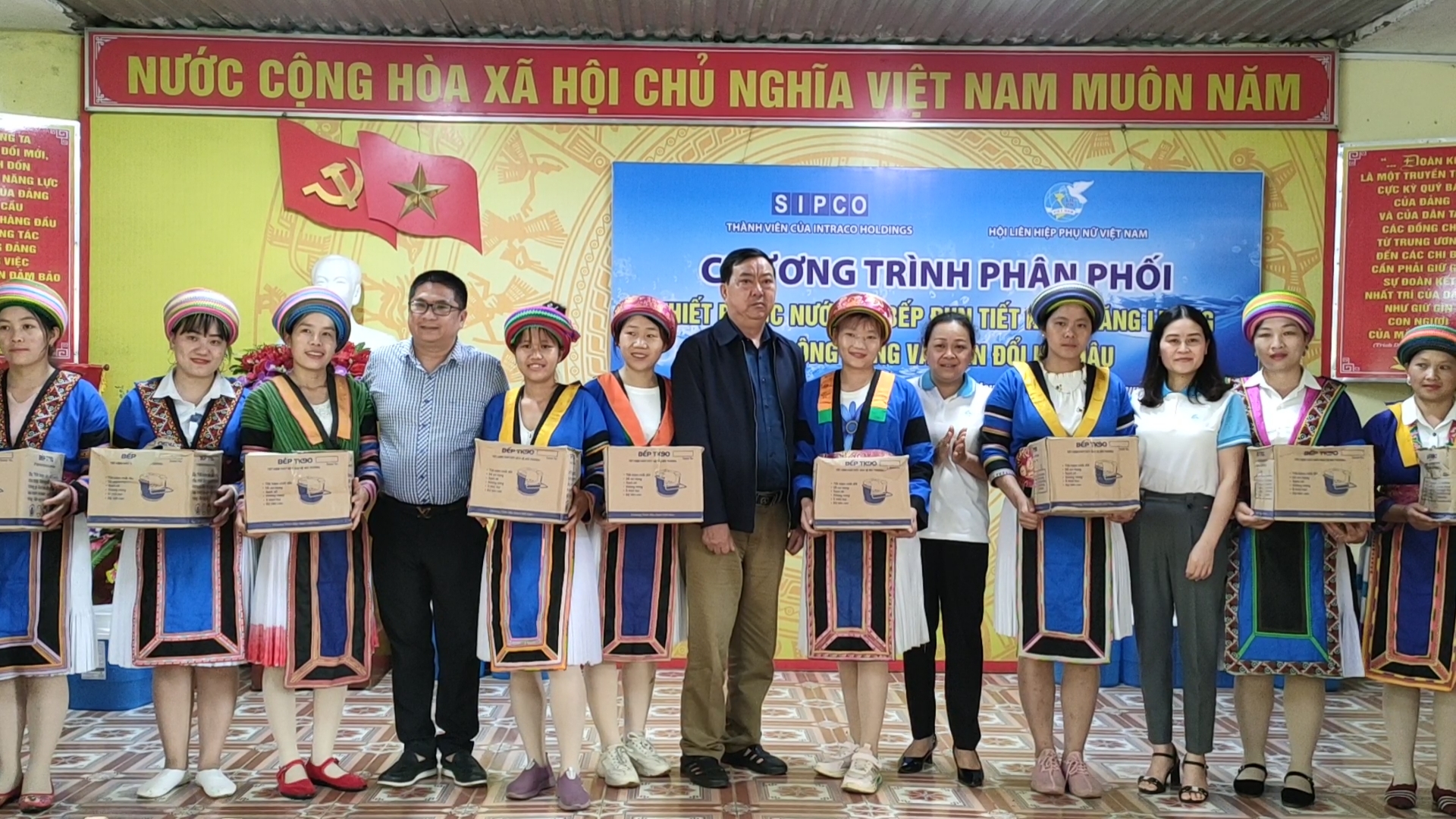 Hội Liên hiệp Phụ nữ tỉnh Hà Giang trao bếp đun cải tiến và bình lọc nước tại  huyện Quản Bạ.