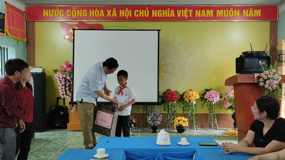 Chủ tịch UBND huyện thăm, tặng quà tết thiếu nhi nhân ngày 1/6 tại xã Thanh Vân.