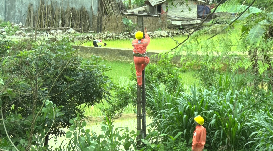 Điện lực huyện Quản Bạ đảm bảo an toàn lưới điện trong mùa mưa lũ.