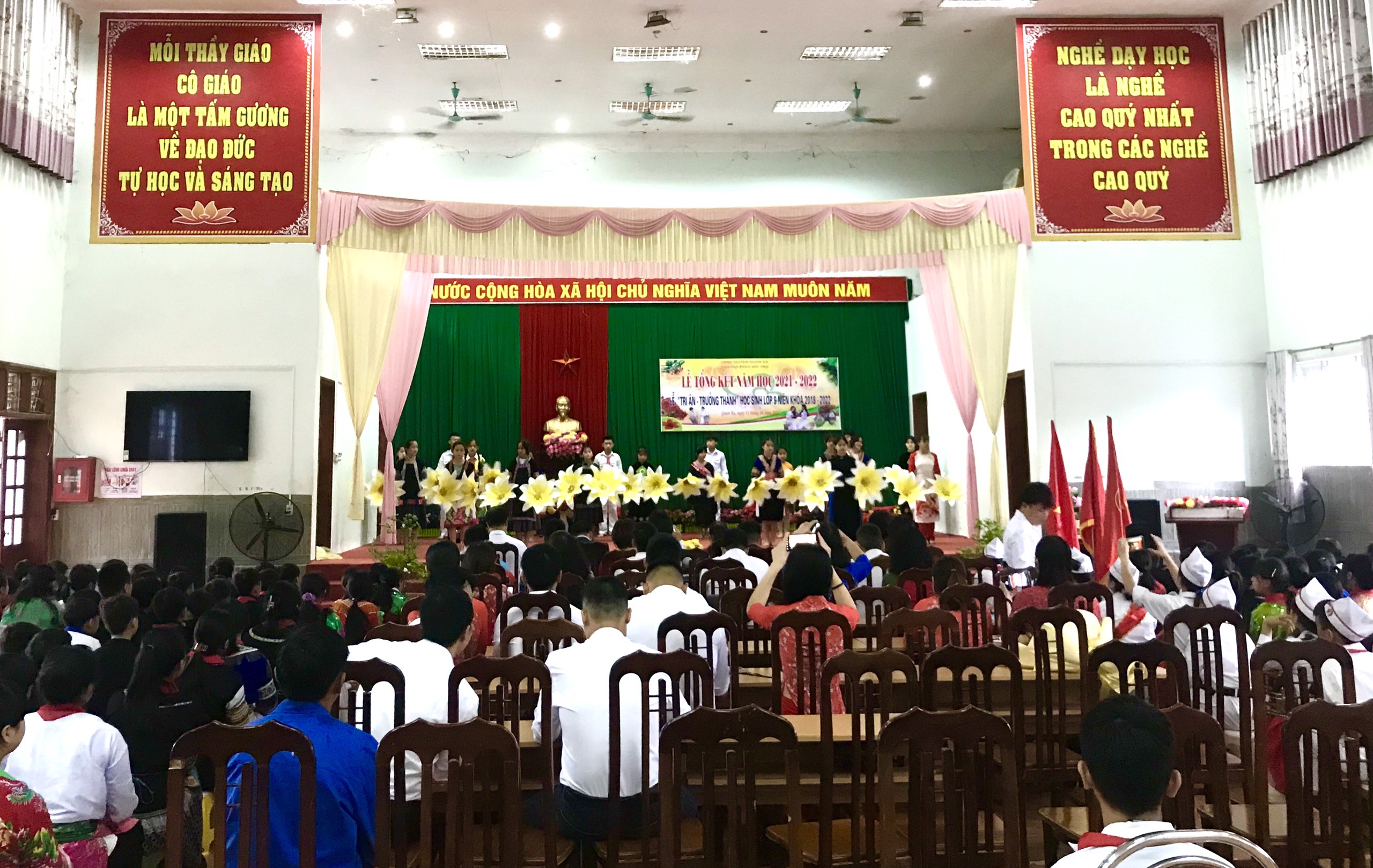 Trường Phổ thông Dân tộc Nội trú huyện Quản Bạ tổng kết năm học 2021- 2022.
