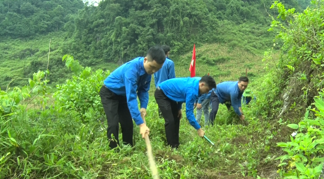 Đoàn thanh niên huyện Quản Bạ ra quân Ngày cao điểm tình nguyện chung tay xây dựng nông thôn mới.