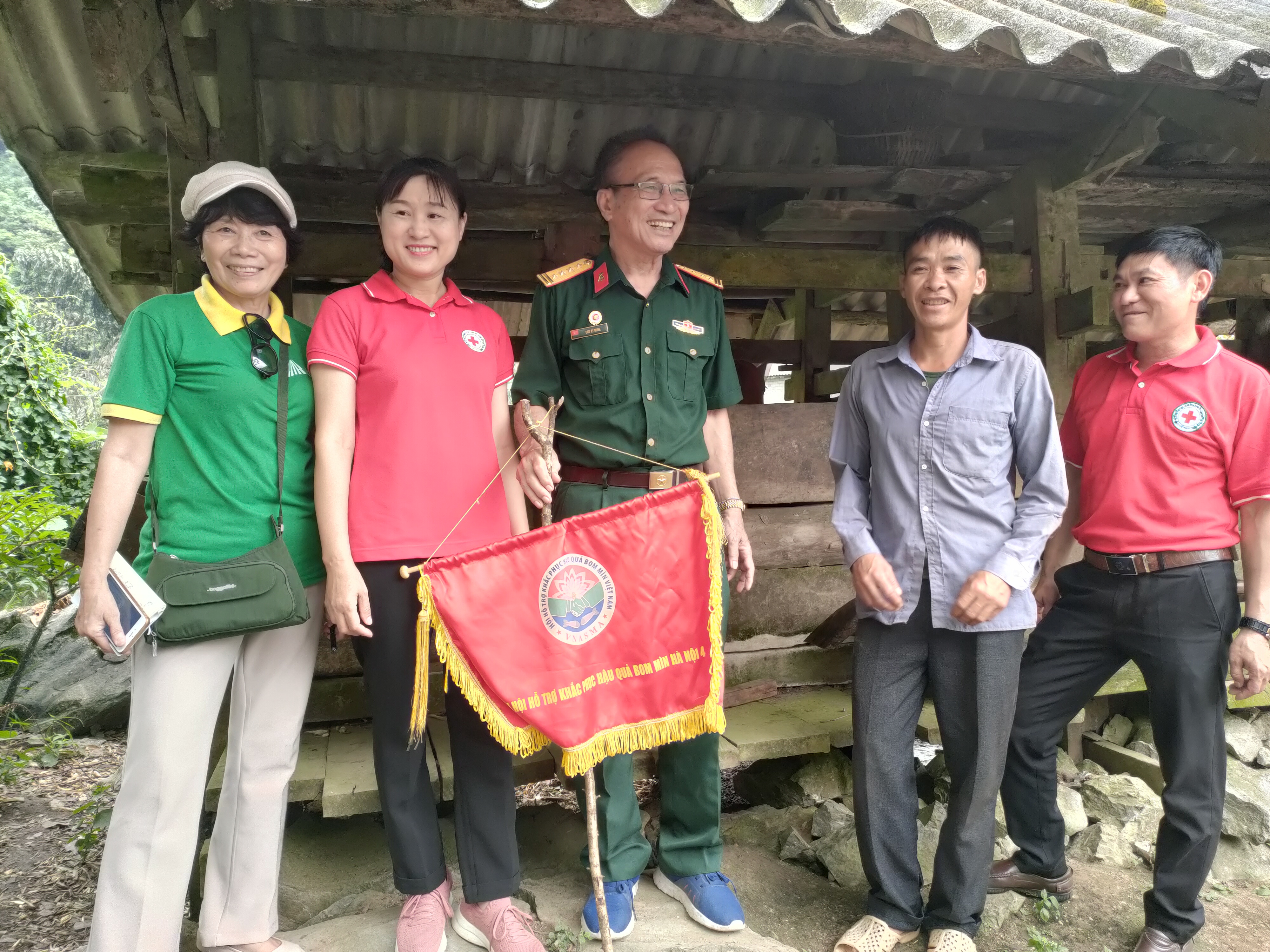 Hội hỗ trợ khắc phục bom mìn Hà Nội trao bò sinh sản cho nạn nhân bị bom mìn huyện Quản Bạ.
